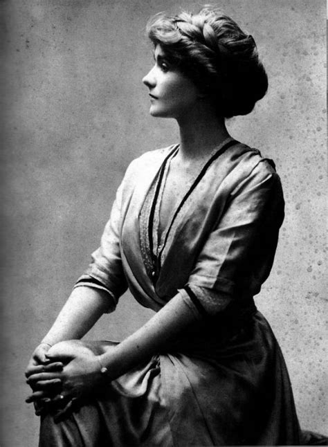 la biographie de coco chanel|coco chanel enfance.